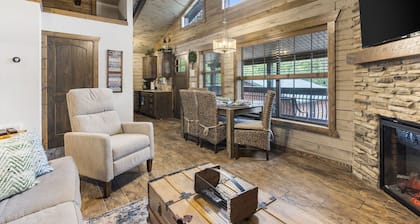 Cozy Lake Front Cabin23, Resort Pool,HotTub,Fire Pit,Kayaks,Pickle Ball,Trails!!