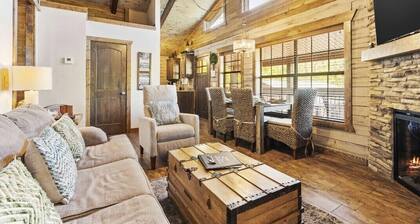 Cozy Lake Front/View 2BR2BA Private Cabin23, Resort Pool/Hot Tub/Firepit & more!