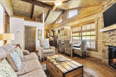 Cozy Lake Front/View 2BR2BA Private Cabin23, Resort Pool/Hot Tub/Firepit & more!