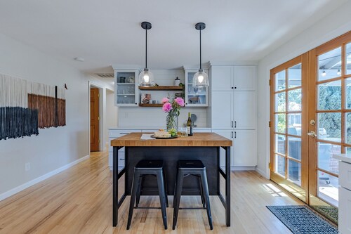 5-bedroom/3 bath home just 5 minutes to University of Oregon, patio/hot tub