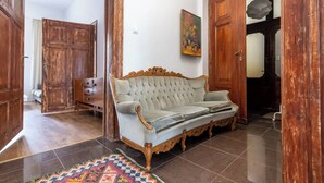 A traditional room with a sofa, wooden doors, and a patterned rug. - apartment in Katowice center/ 2 min - train station (Katowice)