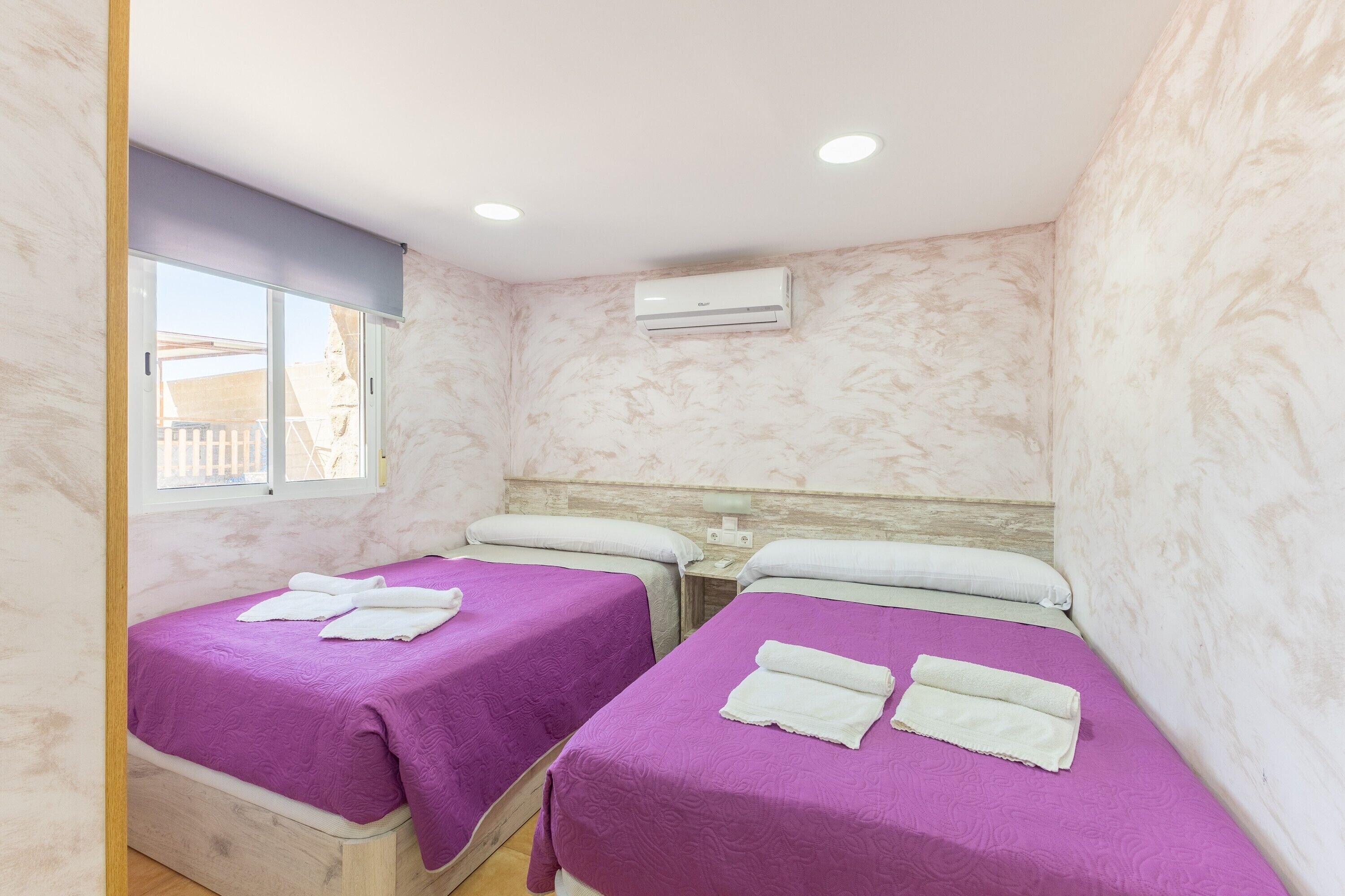 8 slaapkamers, een strijkplank/strijkijzer, gratis wifi, beddengoed