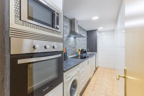 Fridge, microwave, oven, stovetop - Country House 'Finca Los Nieto' with Private Pool, Wi-Fi and Air Conditioning (FUENTIDUEÑA DE TAJO)