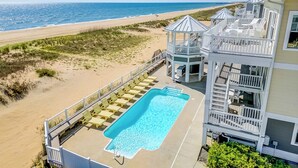 Et hotel ved stranden med swimmingpool, direkte adgang til stranden og havudsigt.