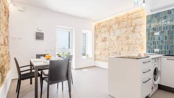 Frigorifero, microonde, forno, piano cottura