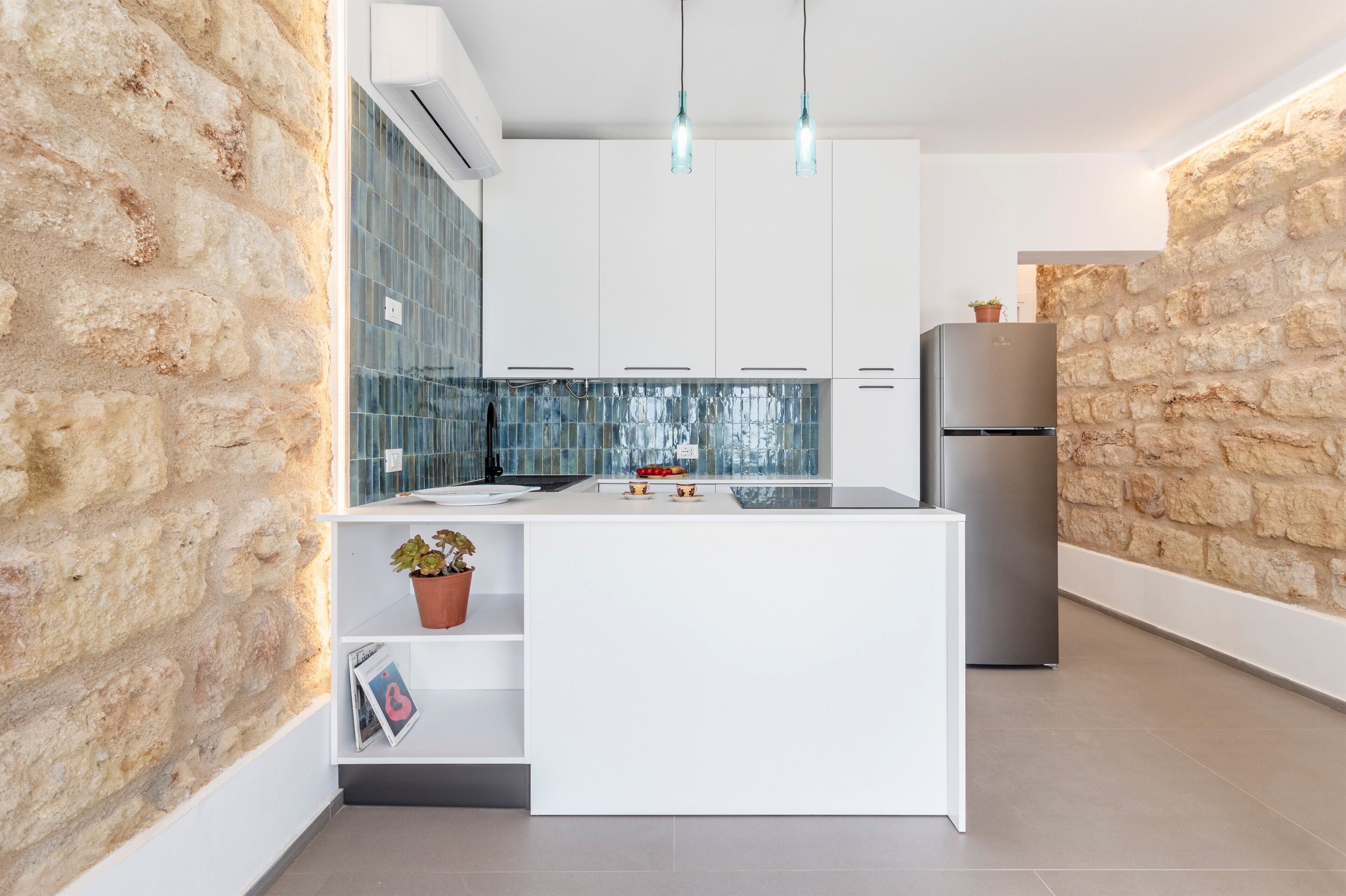 Frigorifero, microonde, forno, piano cottura