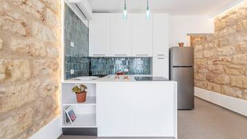 Frigorifero, microonde, forno, piano cottura