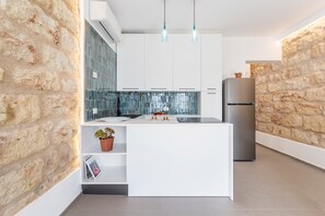 Jääkaappi, mikroaaltouuni, uuni, liesi