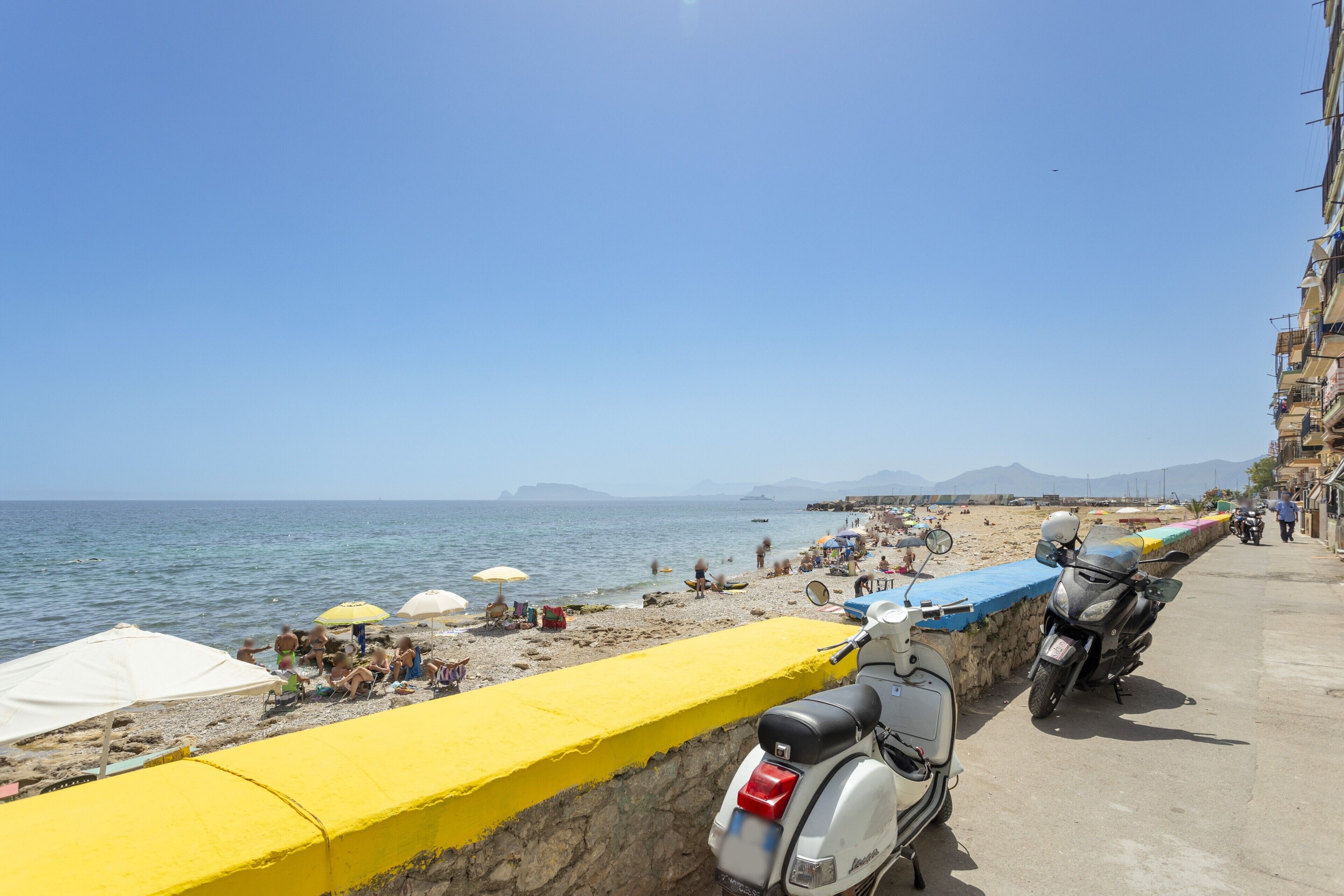 Una spiaggia nelle vicinanze