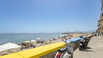 Una spiaggia nelle vicinanze
