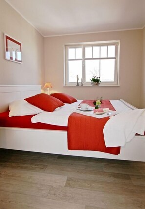 2 bedrooms, WiFi - Central but quietly located apartment near the beach! - New series (Zingst)