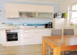 Een koelkast, een microgolfoven, een oven, een kookplaat