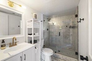 Dusche, umweltfreundliche Kosmetikartikel, Haartrockner, Handtücher