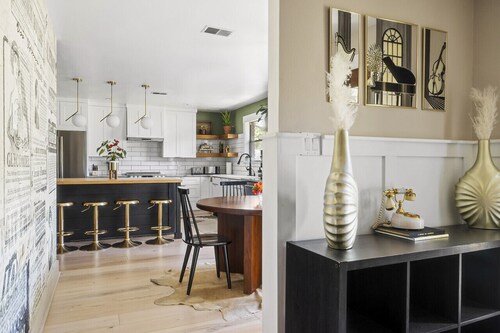 Gatsby-Inspired 5BR Near Texas State Pool, Gym, Fire Pit