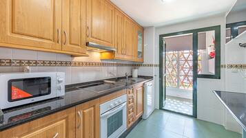 Frigorífic, microones, forn i placa de cuina