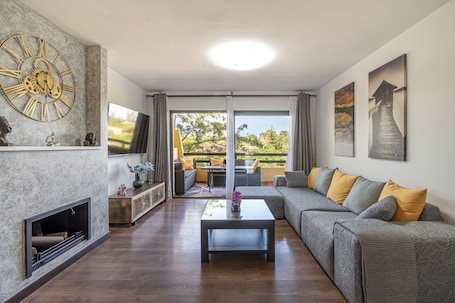 TV, fireplace. Apartment 'Apartamento Las Joyas' with Mountain View, Wi-Fi and Air Conditioning