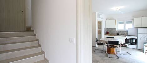 Kjøleskap, ovn, kokeplater og kaffetrakter/tekoker