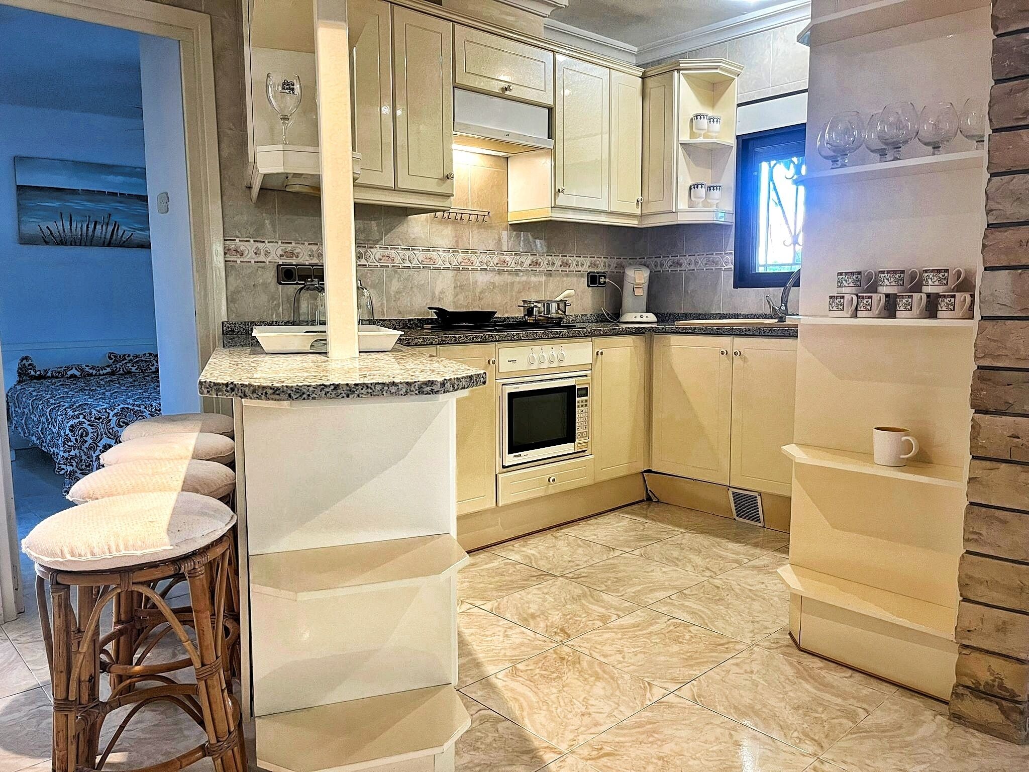 Een koelkast, een microgolfoven, een kookplaat