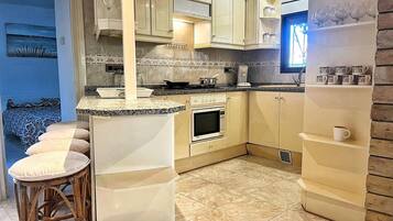 Een koelkast, een microgolfoven, een kookplaat