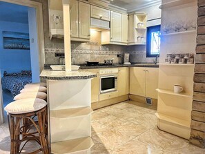 Frigorífico, microondas, placa de cocina y cafetera o tetera