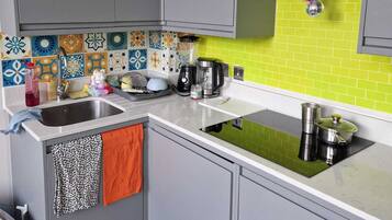 Fridge, oven, stovetop, electric kettle