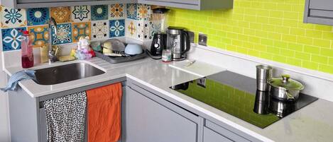 Refrigerador, horno, placa de cocina, tetera/pava eléctrica