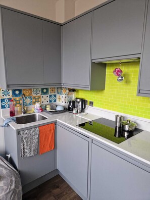 Fridge, oven, stovetop, electric kettle - New modern East LDN apartment 5mins walk from Station, restaurants, gym & shops! (Romford)