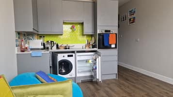 Fridge, oven, stovetop, electric kettle