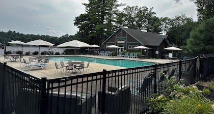 Charming 2-bedroom cottage in Westford, sandy beach, 2 pools, restaurant on site