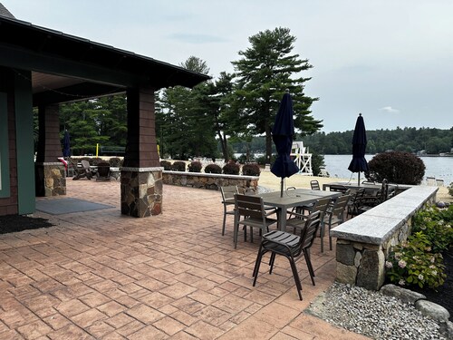 Charming 2-bedroom cottage in Westford, sandy beach, 2 pools, restaurant on site