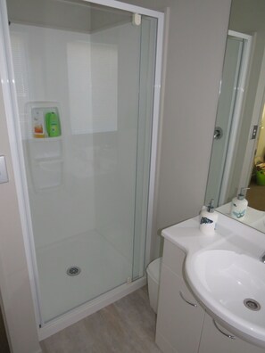 Shower, towels, soap, shampoo - Absolute beachfront! Sleeps 12+
Built 2011 (Waihi Beach)