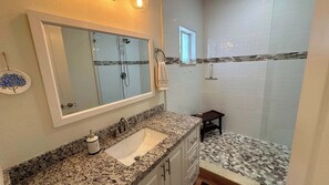 Douche, sèche-cheveux, serviettes fournies