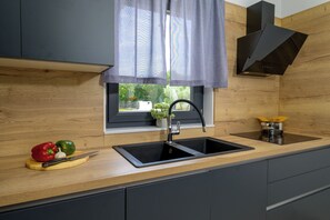 Geladeira, micro-ondas, fogão, cooktop