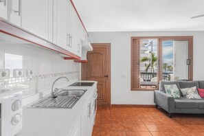 Fridge, oven, stovetop, coffee/tea maker
