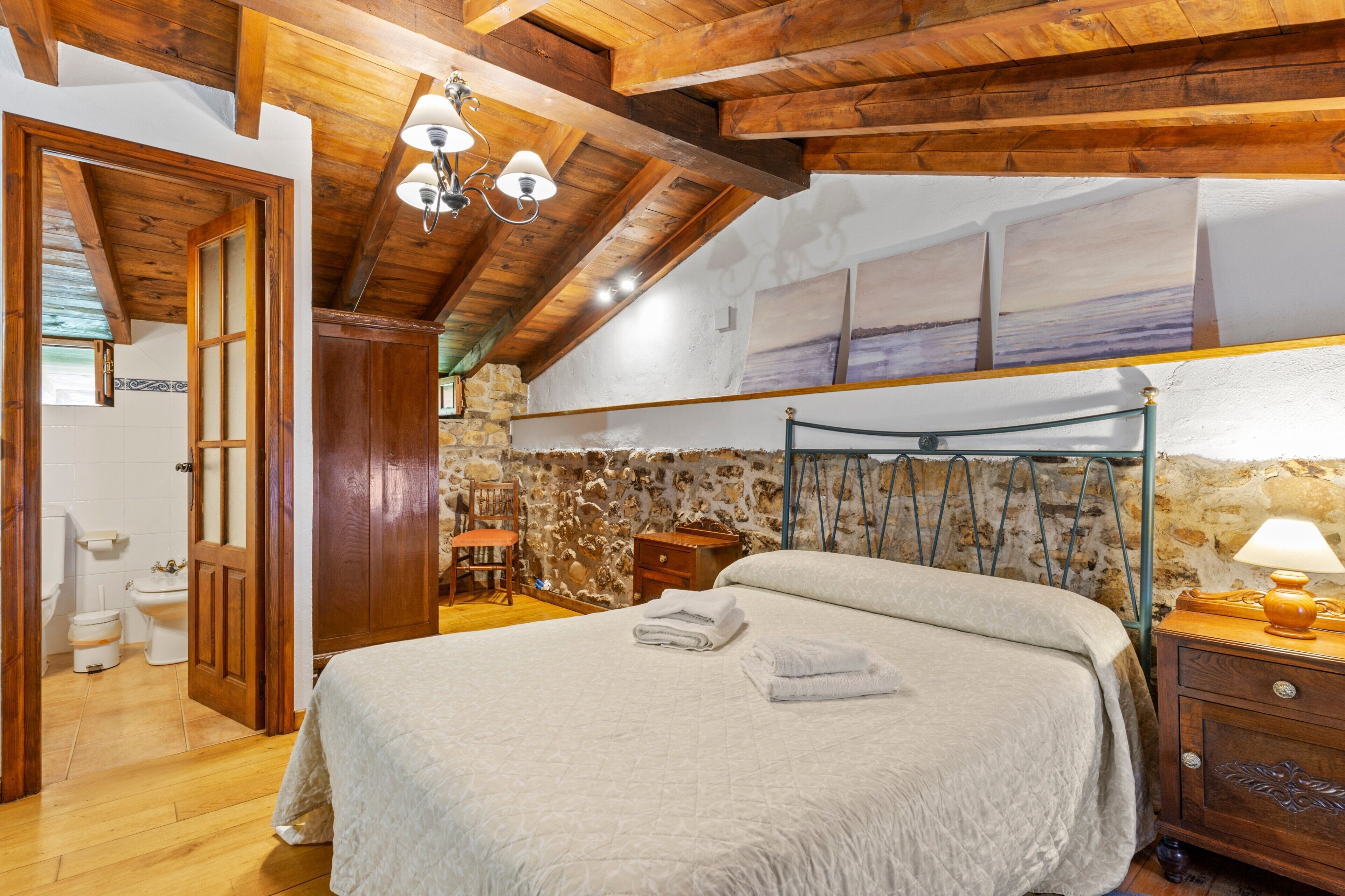 1 slaapkamer, een strijkplank/strijkijzer, gratis wifi, beddengoed