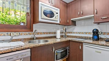 Een microgolfoven, een oven, een kookplaat, een vaatwasser