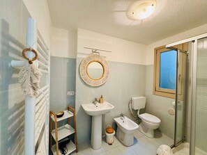 Regadera, secadora de cabello, toallas 