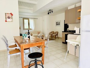 Un espacio habitable compacto con comedor, cocina y zona de estar.
