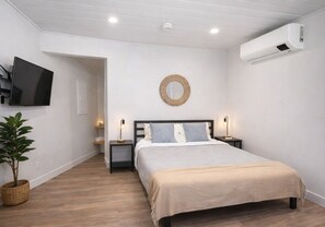 1 bedroom, free WiFi, bed sheets - Riverside Micro Studio | BBQ, Firepit, Dock (Lake Cowichan)