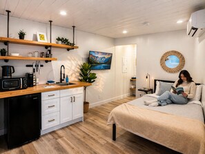 1 bedroom, free WiFi, bed sheets - Riverside Micro Studio | BBQ, Firepit, Dock (Lake Cowichan)