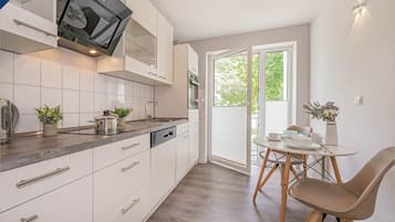 Fridge, oven, stovetop, dishwasher