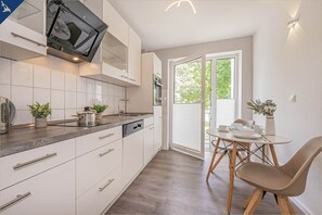 Kylskåp, ugn, spishäll och diskmaskin