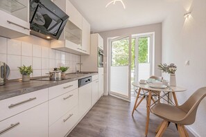 Wasserkocher mit Kaffee-/Teezubehör, Kühlschrank, Ofen, Herdplatte