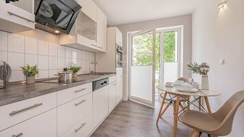 Fridge, oven, stovetop, dishwasher