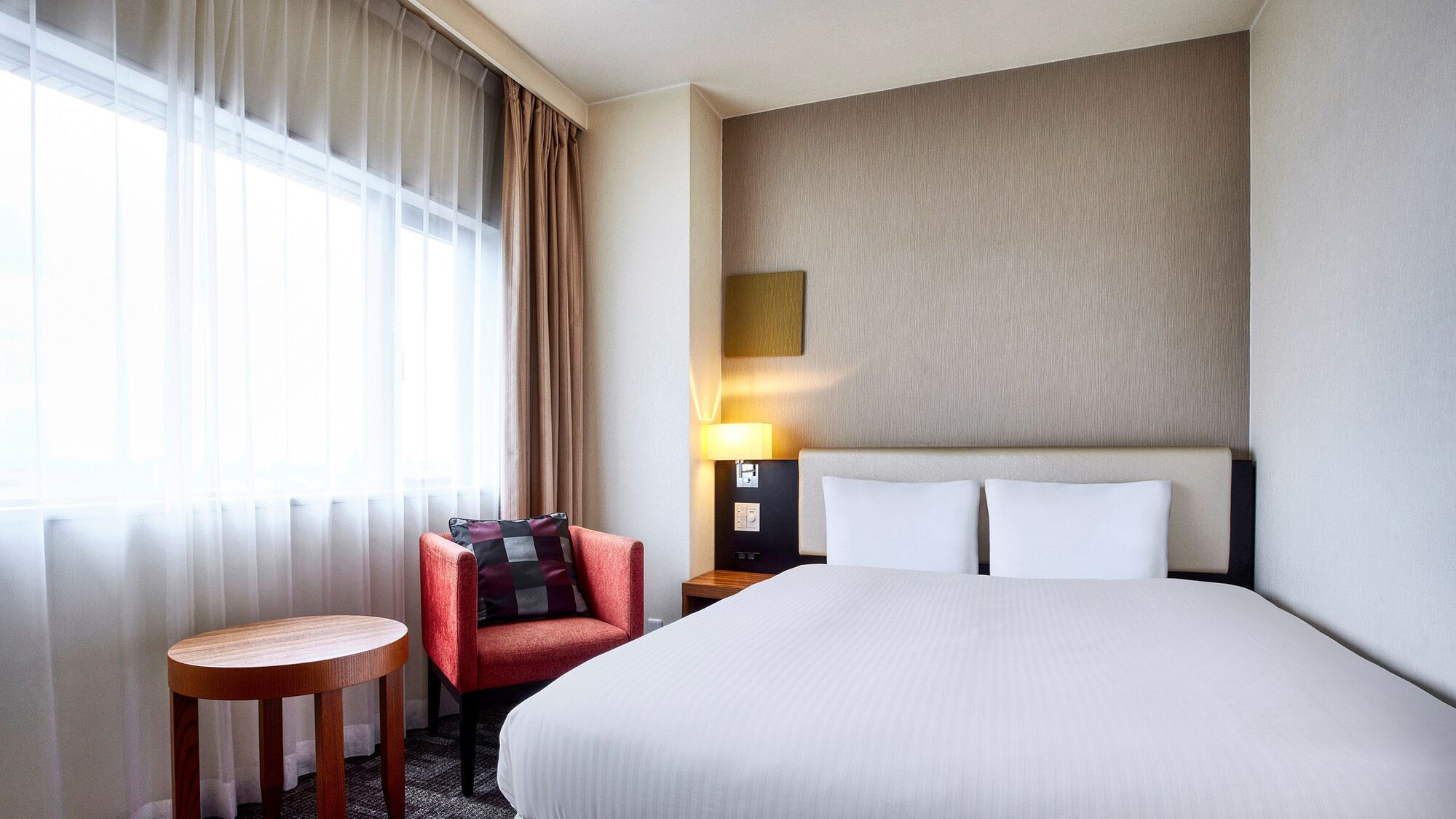 Down comforters, in-room safe, desk, blackout drapes