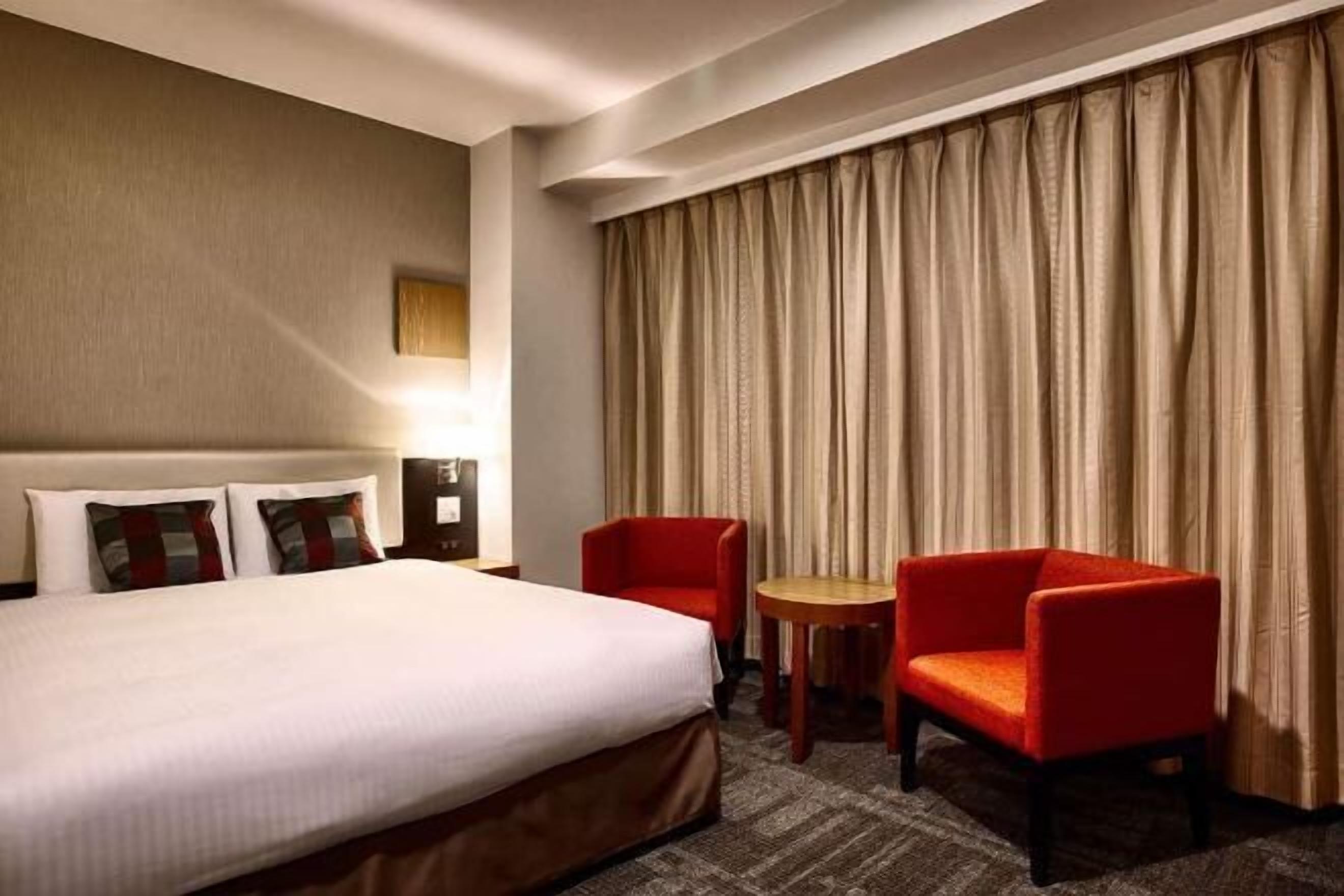 羽绒被、客房内保险箱、办公桌、遮光窗帘