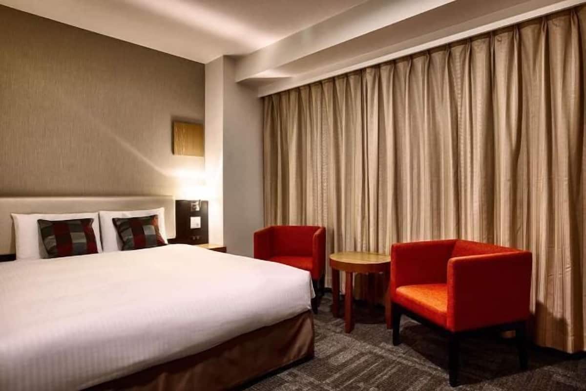 Cubrecamas, caja de seguridad en la habitación y escritorio