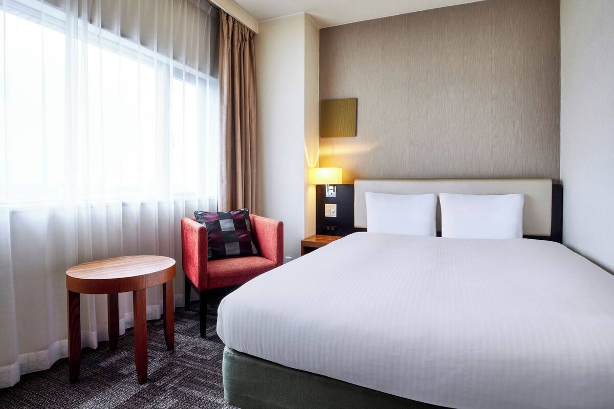 Down comforters, in-room safe, desk, blackout drapes