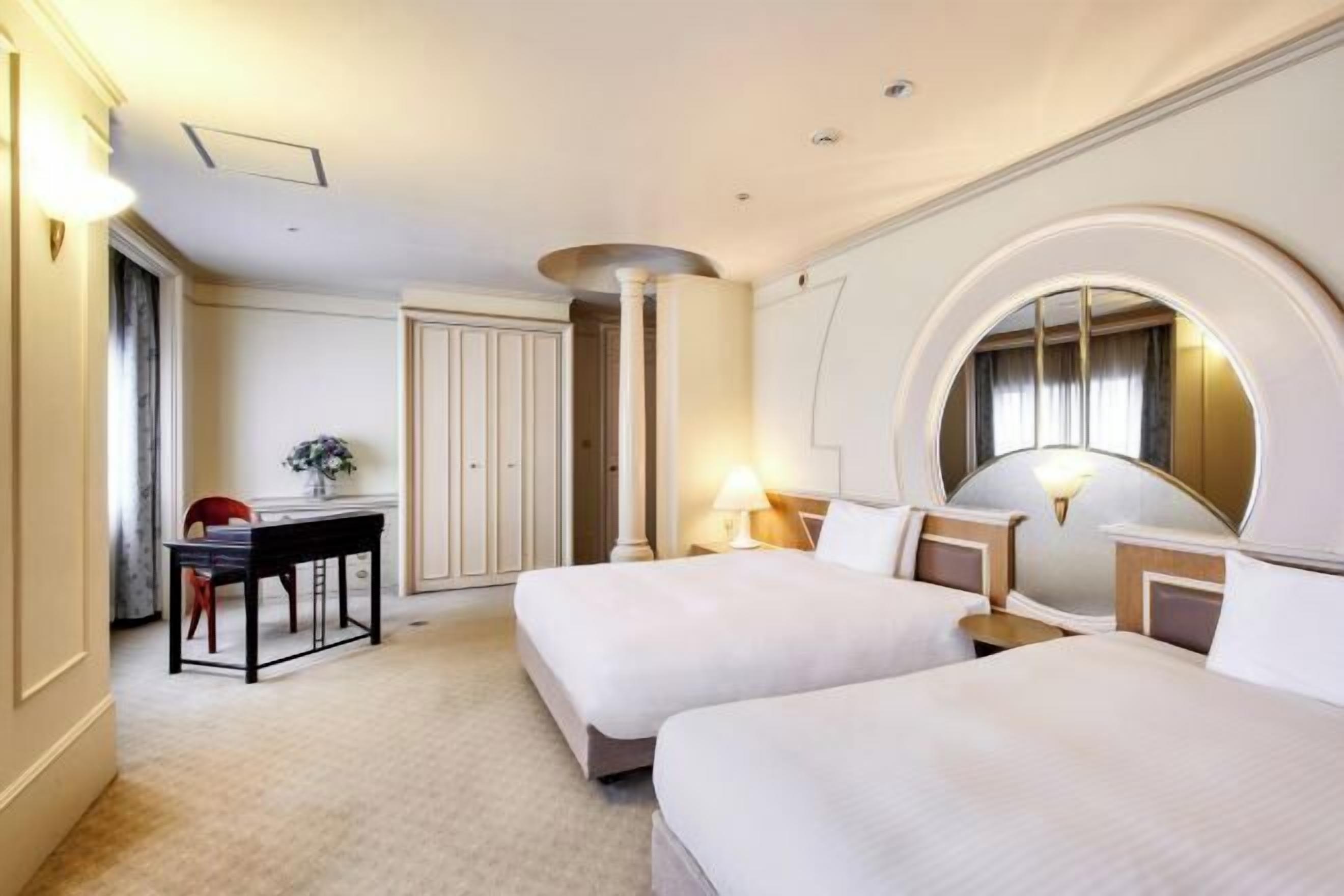 Down comforters, in-room safe, desk, blackout drapes