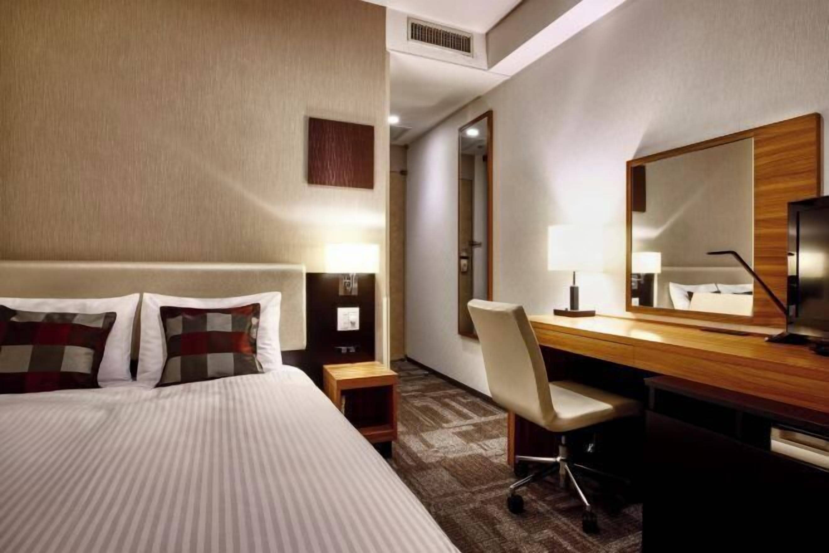 Down comforters, in-room safe, desk, blackout drapes